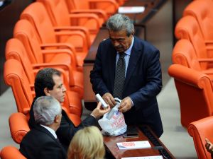 Chp’li Kamer Genç, Boş Gaz Bombalarını Genel Kurul’a Getirdi