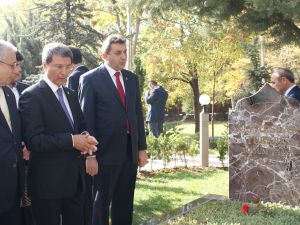 Mhpliler Kurultay Öncesi Türkeşin Mezarına Akın Etti