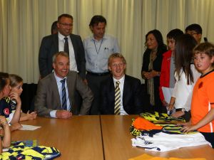 Hollandalı Futbolcu Kuyt’tan Başbakan Erdoğan’a 400 Numaralı Forma