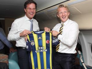 Kuyt, Hollanda Başbakanı Mark Ruttee Formasını Hediye Etti