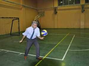 Ceketini Çıkarıp Voleybol Oynadı