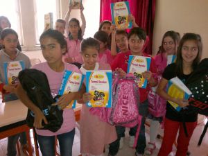 Akasya’dan Öğrencilere Çanta Ve Kitap Hediyesi