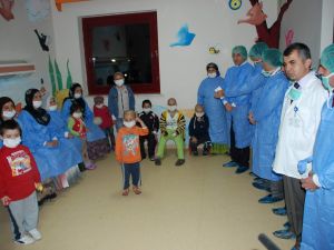 Bakan Eker Lösemili Çocukları Ziyaret Etti