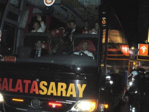 Galatasaray Yağmur Altında Mersin’e Geldi