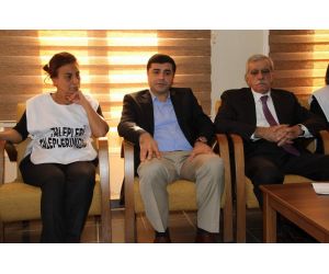 Demirtaş Ve Türk Açlık Grevindeki Vekilleri Ziyaret Etti