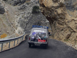 Çiçek Abbasın Minibüsü  Eğitim İçin Yollarda 