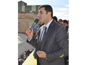 Demirtaş, Açlık Grevine Destek Çadırını Ziyaret Etti