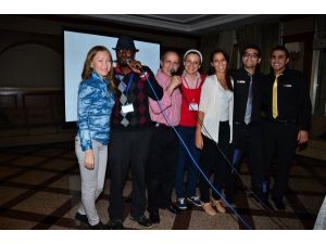 Eski Vekil Sesiyle Turistlerin İlgi Odağı Oldu