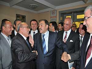 Toplantı alanında düğün ile proğram çakıştı