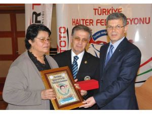 Genç Halterciler Milli Takıma Girebilmek İçin Yarıştı