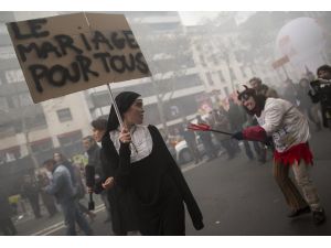 Fransa’da Eşcinsel Evliliğine İzin Veren Kanun Hazırlığına Tepkiler Büyüyor