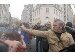 Femen Kızları Paris’te Dayak Yedi
