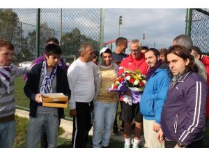 Taraftardan Futbolcular Ve Teknik Heyete Baklava