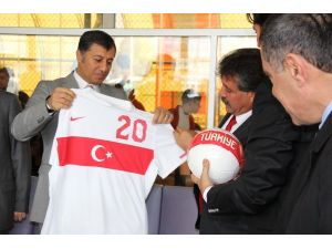 Fenerbahçeli Eski Futbolcu Müjdat Yetkiner, Çocuklar İçin Sahaya Çıktı