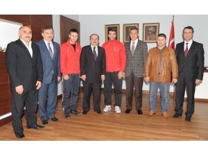Başkan Gümrükçüoğlu’ndan Başarılı Kick Boksculara Ödül
