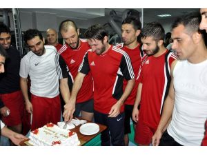 Serdar Özbayraktara Doğum Günü Sürprizi