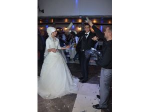 Düğünde Dolarlar Havada Uçuştu