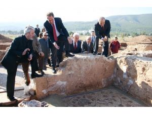 Bakan Günay, Kemalpaşa’da Zeugma’yı Gezdi