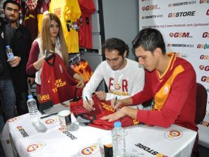 Galatasaraylı Futbolcular Elazığda Taraftarlarına İmza Dağıttı