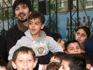 Trabzonspor’lu Futbolcular Minikleri Ziyaret Etti