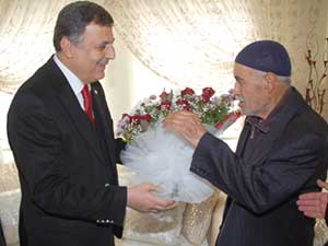 Pakdil, Öğretmenini Unutmadı