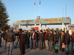 AELde İşçilerin Maaş Eylemi