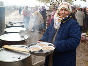 Caminin Kadın Cemaatinden Aşure Ziyafeti