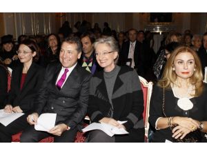 Türk Asıllı Moda Tasarımcısı Atıl Kutoğluna Avusturya Devlet Nişanı Verildi