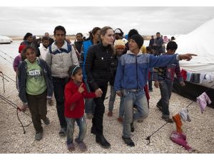 Angelına Jolıe Ürdün’deki Suriyeli Mültecileri Ziyaret Etti