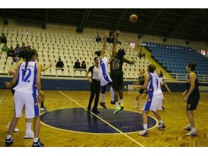 Üniversiteli Basketçilerin Başarısı