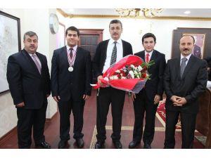 Vali Güvenç, Bilim Olimpiyatlarında Madalya Alan Öğrencileri Kabul Etti