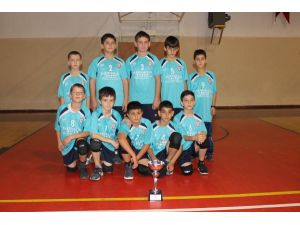 Yalova Küçük Kız Erkek Voleybol Müsabakaları Yapıldı