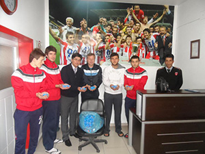 Futbolcular’dan Mavi Kapaklar