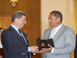 Öksüze Üstün Hizmet Ödülü