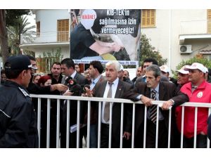 Kktc’de Elektirik Kurumu Çalışanları Maliye Bakanlığı’nın Elektiriğini Kesmeye Kalktı, Polis Önledi