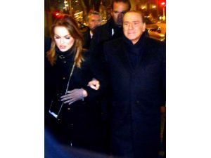 Berlusconi Sunucuya Soru Ismarlarken Yakalandı