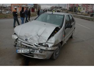 Öğrenci Servisi İle Otomobil Çapıştı