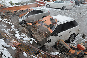 İstinat Duvarı Araçların Üzerine Çöktü