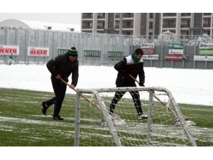 Ertuğrul Sağlam Özlüce’de Kar Küredi