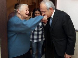 Kılıçdaroğlu’ndan Kendisine Mektup Yazan Şükrüye Nineye Sürpriz Ziyaret