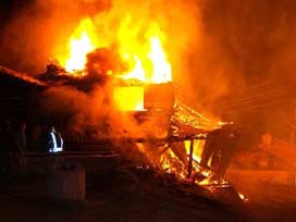 Ankarada köy yangını: 5 bina kül oldu