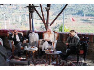 Saba Tümer Şirince’yi Gezdi