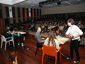 İngilizce Öğrenci Topluluğu’ndan Başarılı Tiyatro Performansı