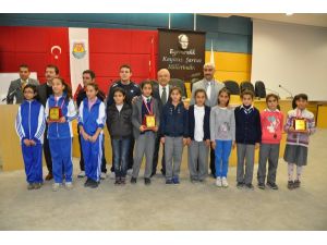 Kurtuluş Koşusu’nda Dereceye Giren Öğrenciler Ödüllendirildi