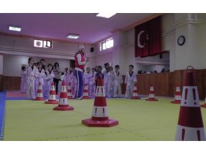 Şampiyon Minikler, Taekwondoyu Oyunlarla Öğreniyor