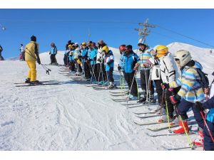 Hakkari’de Öğrencilere Kayak Eğitimi Verilmeye Başlandı