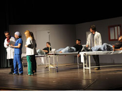 Doktorlar Hem Yazdı Hem Oynadı 