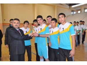Voleybolda Şampiyon Mükrimin Halil Lisesi