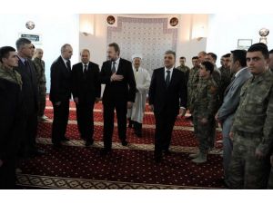 Cumhurbaşkanı Gül, İzzetbegoviçle Birlikte Muhafız Alayı Camisinde Cuma Namazı Kıldı