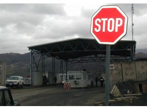 Kosova’da Gümrükçüler Mahsur Kaldı